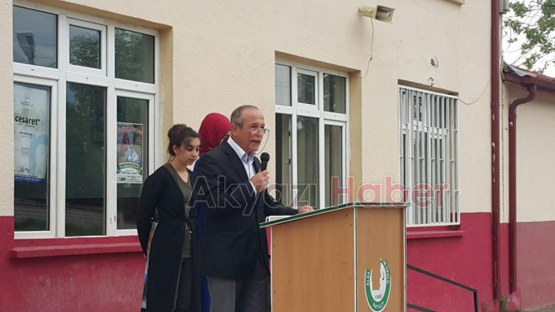 Bayrak Şiiri Büyük Alkış Aldı