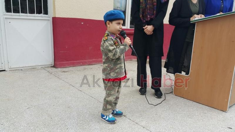 Bayrak Şiiri Büyük Alkış Aldı