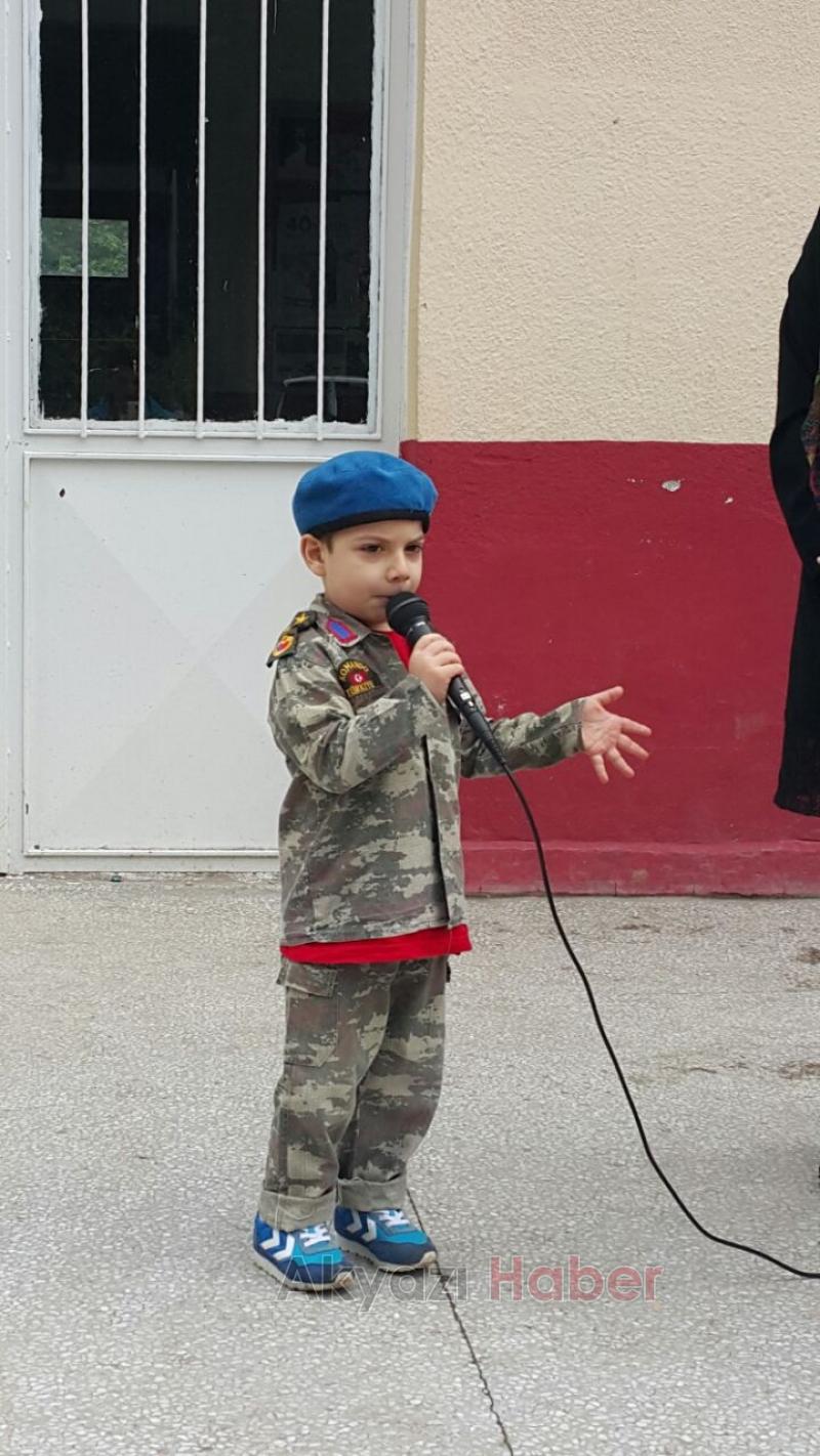 Bayrak Şiiri Büyük Alkış Aldı