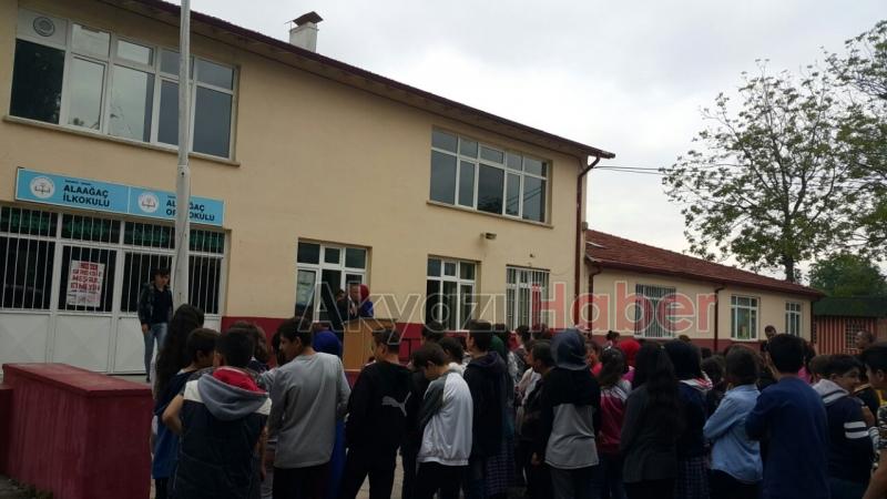 Bayrak Şiiri Büyük Alkış Aldı