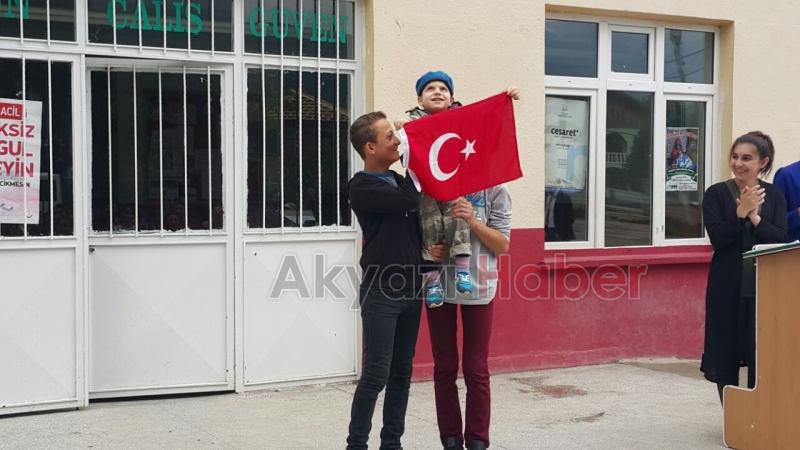 Bayrak Şiiri Büyük Alkış Aldı