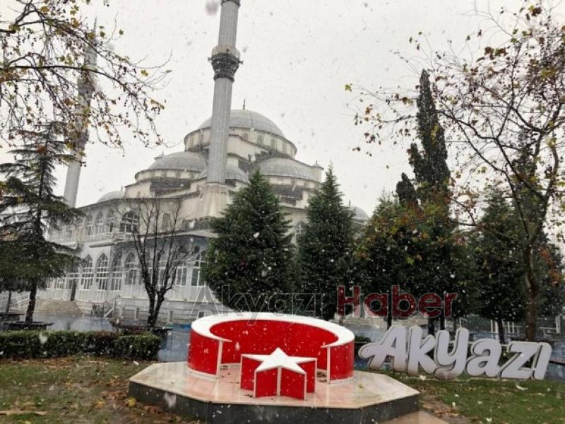 Beklenen kar geldi Akyazı ilçe merkezine mevsimin ilk karı düştü