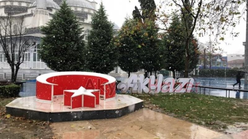 Beklenen kar geldi Akyazı ilçe merkezine mevsimin ilk karı düştü