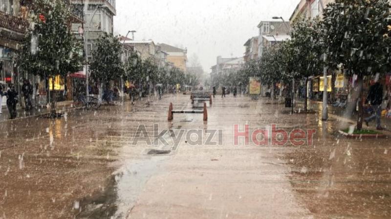Beklenen kar geldi Akyazı ilçe merkezine mevsimin ilk karı düştü