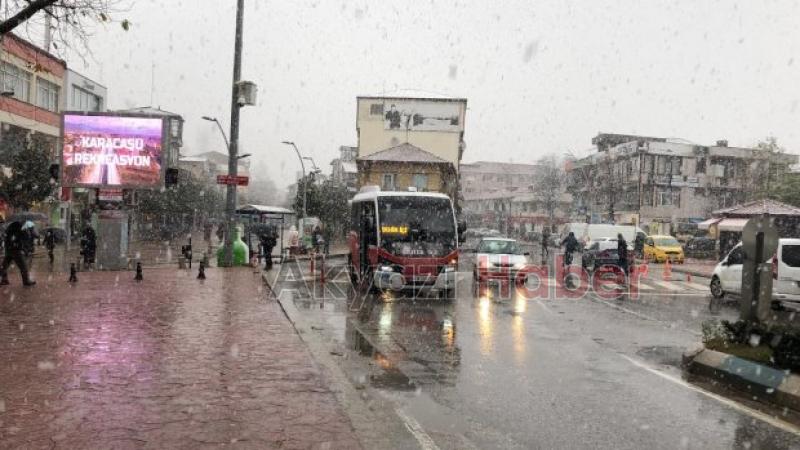 Beklenen kar geldi Akyazı ilçe merkezine mevsimin ilk karı düştü