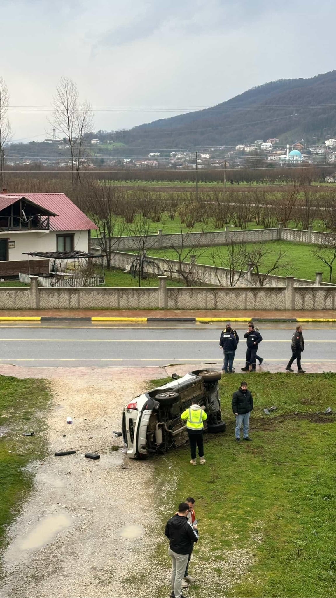 Belediye aracıyla çarpışan otomobil takla attı
