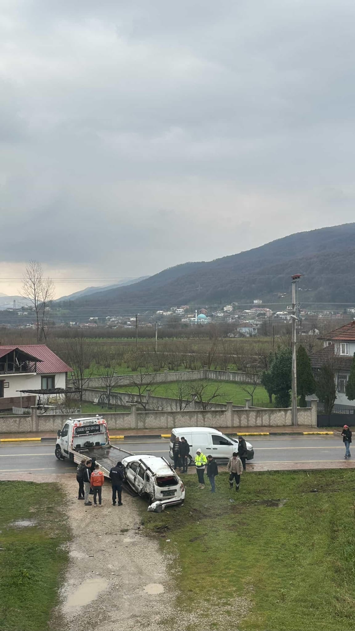 Belediye aracıyla çarpışan otomobil takla attı