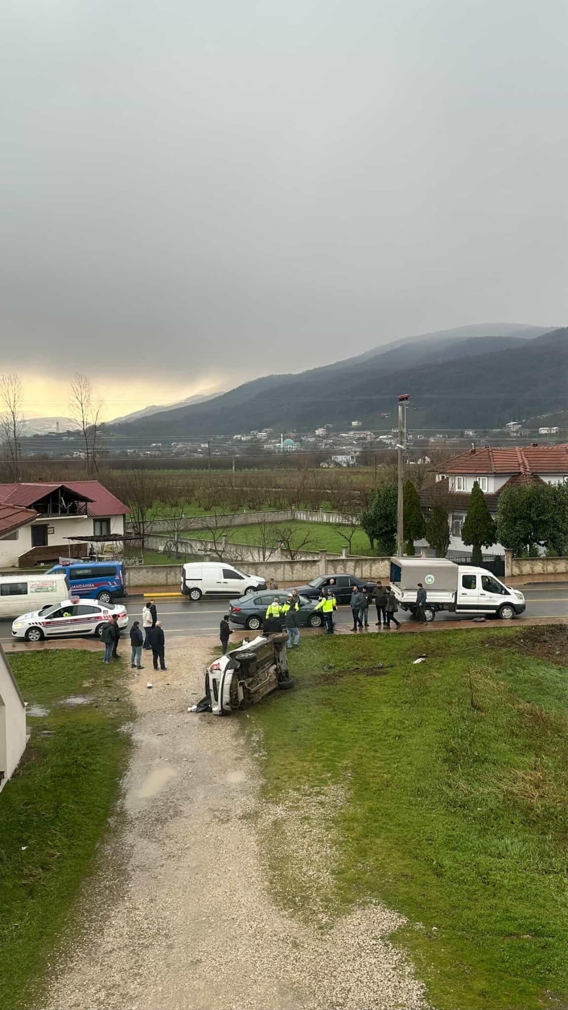 Belediye aracıyla çarpışan otomobil takla attı