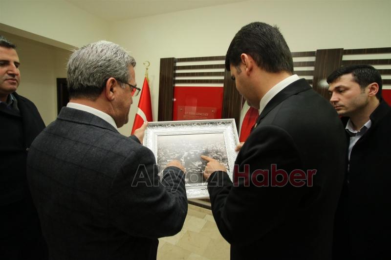 BELEDİYE MECLİS ÜYELERİNDEN KAYMAKAMA HOŞGELDİN ZİYARETİ