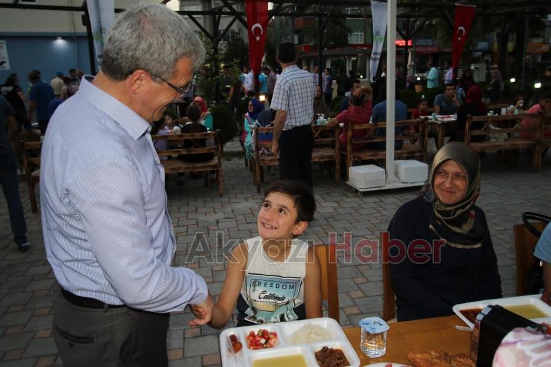 BELEDİYEDEN DÜNYA YETİMLER GÜNÜNDE İFTAR