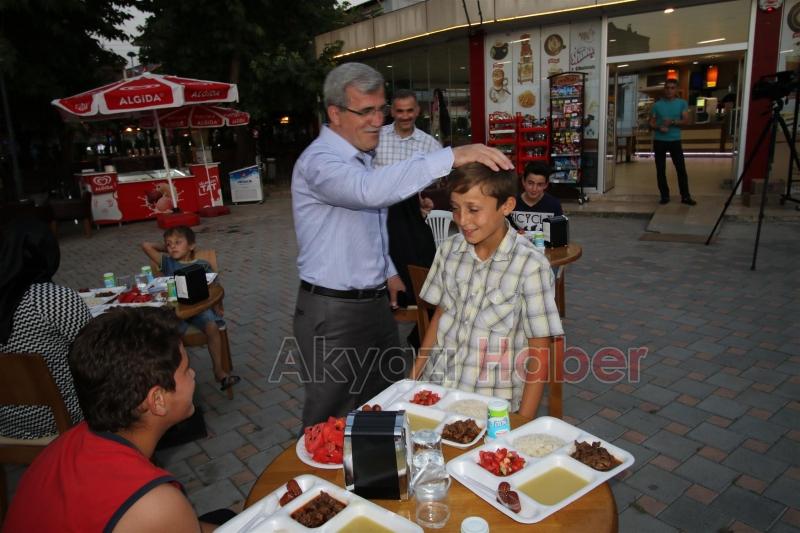 BELEDİYEDEN DÜNYA YETİMLER GÜNÜNDE İFTAR