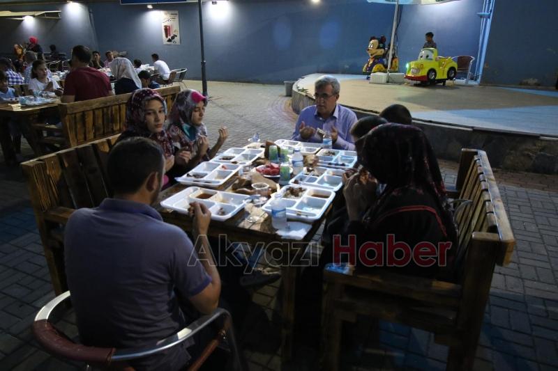 BELEDİYEDEN DÜNYA YETİMLER GÜNÜNDE İFTAR