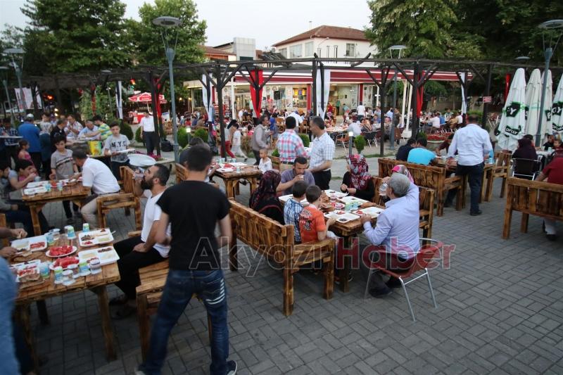 BELEDİYEDEN DÜNYA YETİMLER GÜNÜNDE İFTAR