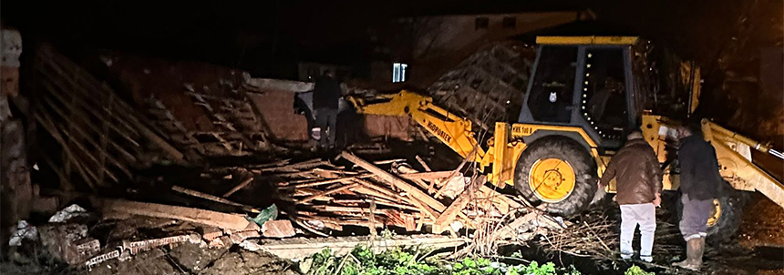 Besi çiftliğinin çatısı çöktü; Büyükbaş hayvanlar telef oldu