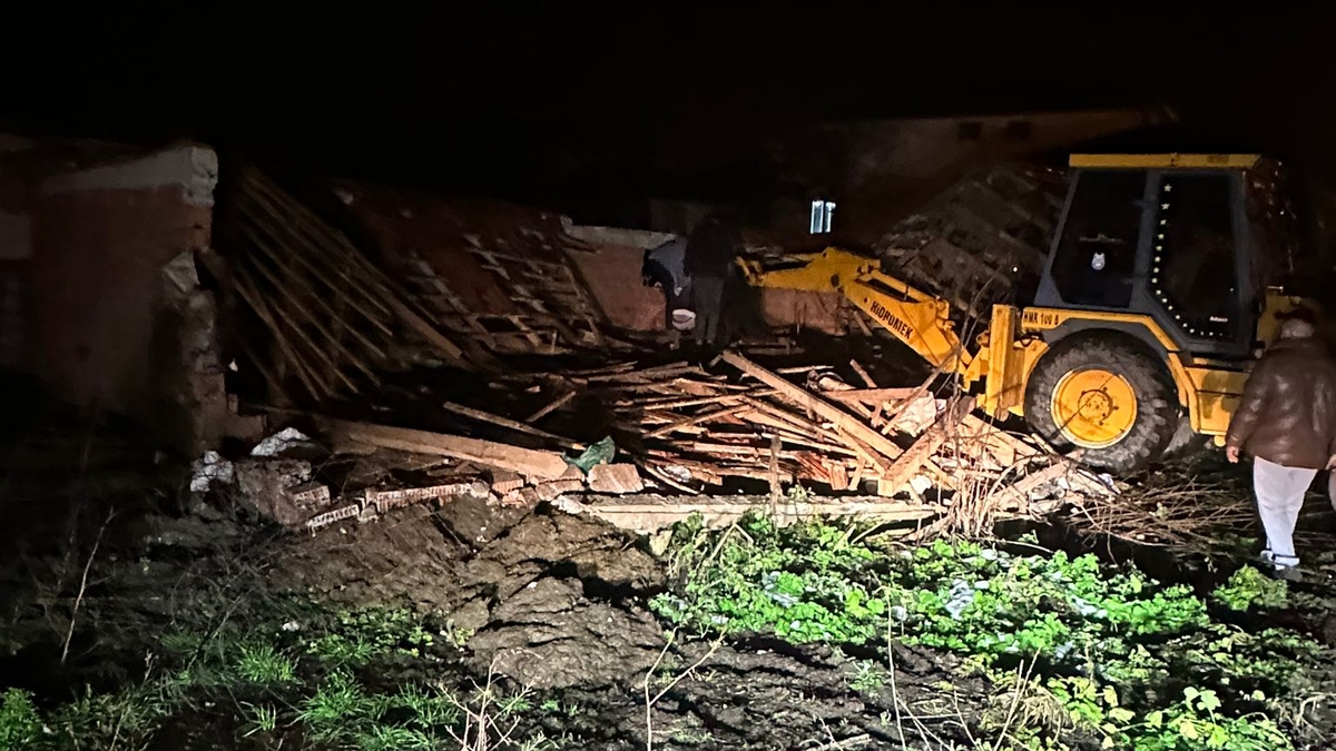 Besi çiftliğinin çatısı çöktü; Büyükbaş hayvanlar telef oldu