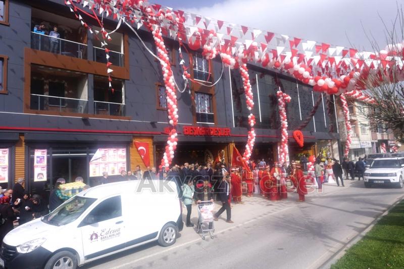 Beşkardeşler Market Törenle Açıldı