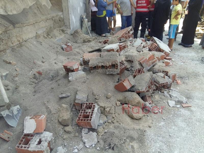 İnşaat Duvarı Çocukların Üzerine Devrildi