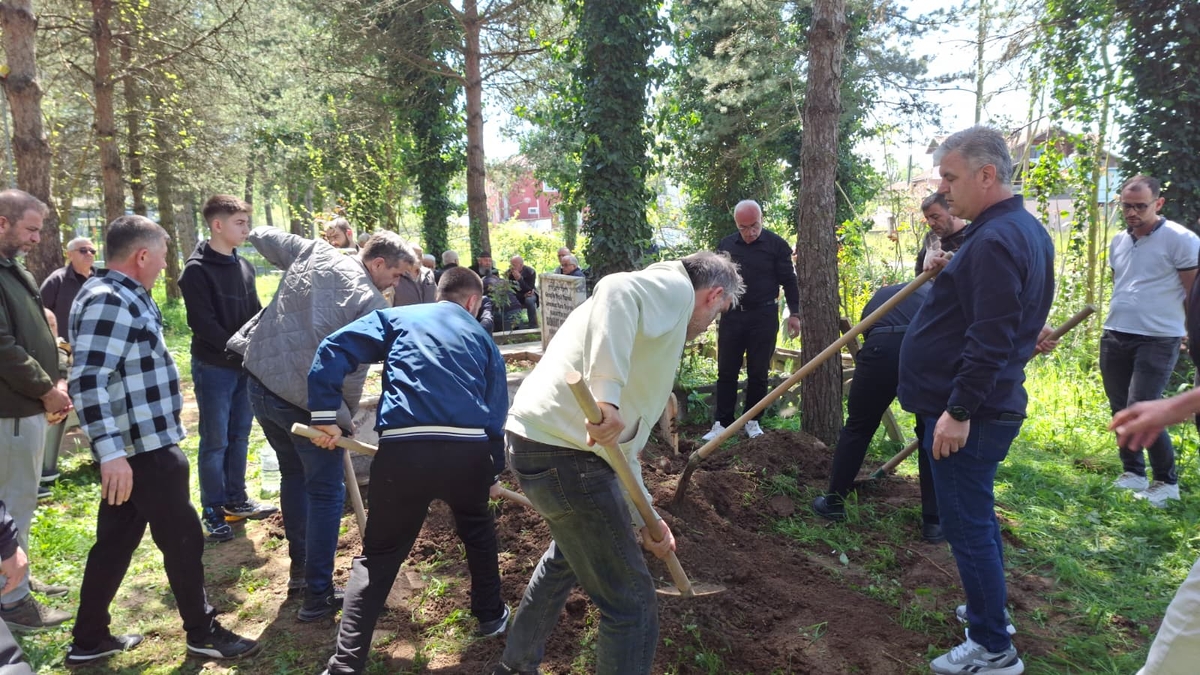 Beyin Pıhtısı Sonrası Acı Son: Hayatını Kaybeden Adam Defnedildi