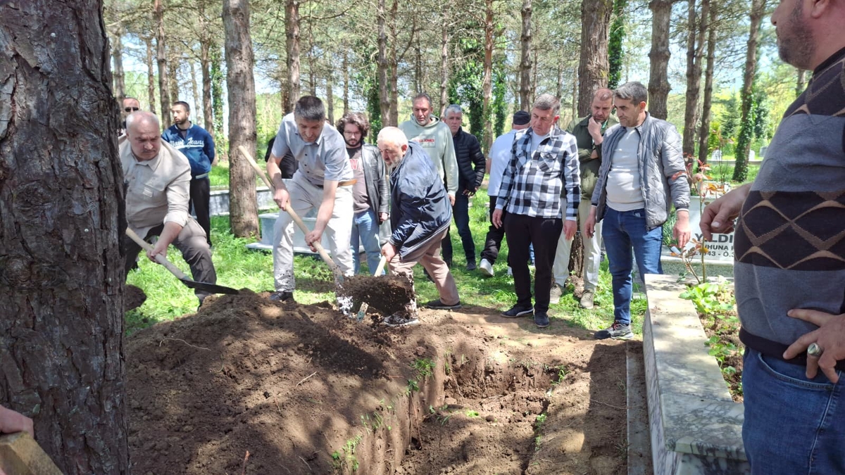 Beyin Pıhtısı Sonrası Acı Son: Hayatını Kaybeden Adam Defnedildi