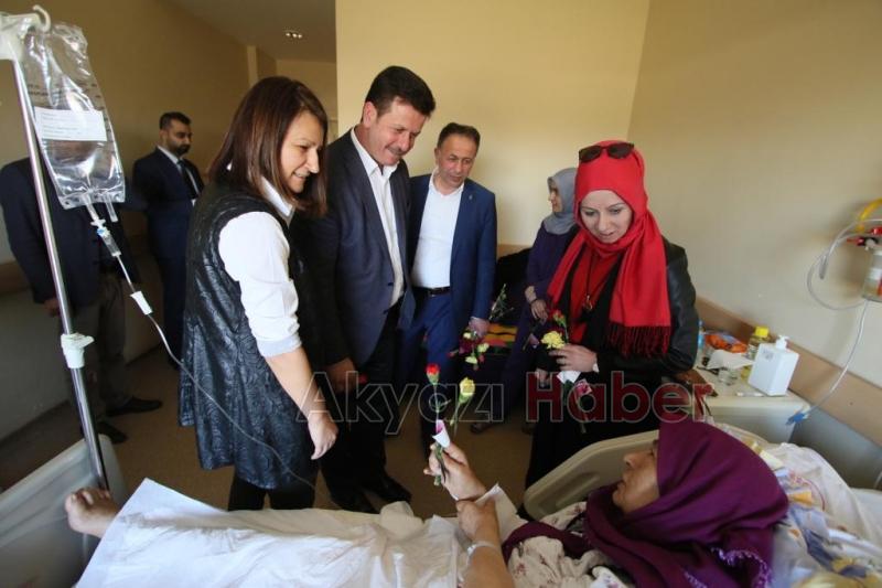 Bilal Soykan 8 Mart Emekçi Kadınlar Gününde Kadınlara Karanfil Dağıttı