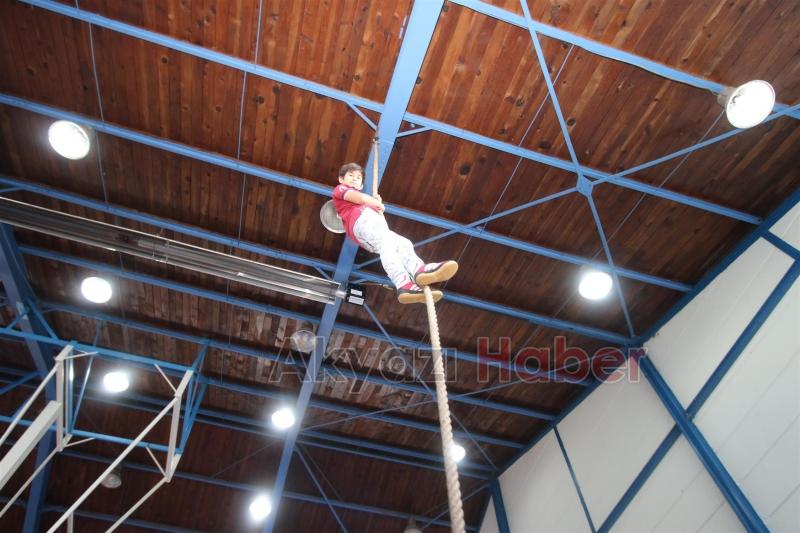 BİN ÖĞRENCİ YAZ YAZ SPOR OKULLARI İLE EĞLENİYOR