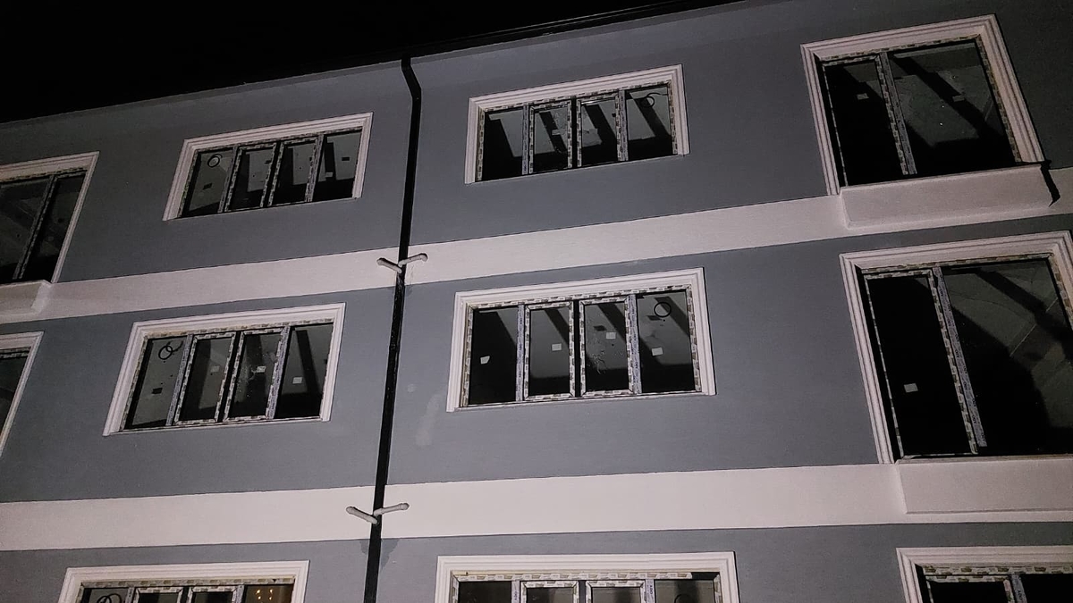 Binaya silahlı saldırı; Kurşun yağmuruna tuttu