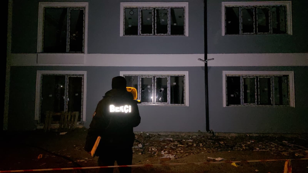 Binaya silahlı saldırı; Kurşun yağmuruna tuttu