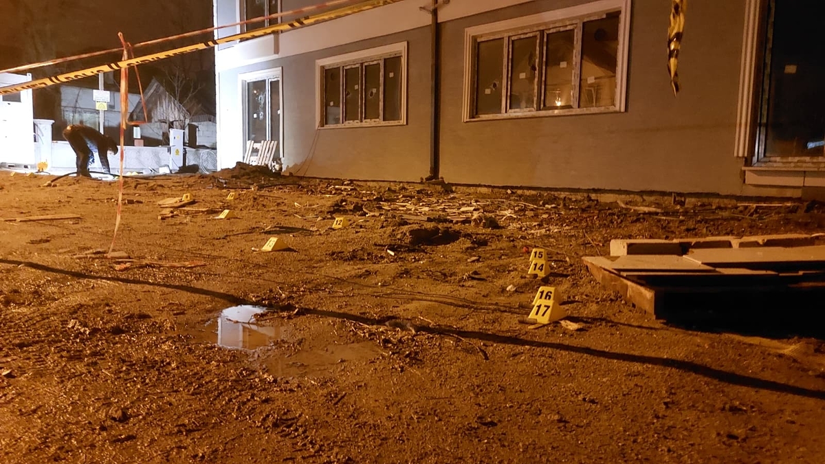 Binaya silahlı saldırı; Kurşun yağmuruna tuttu