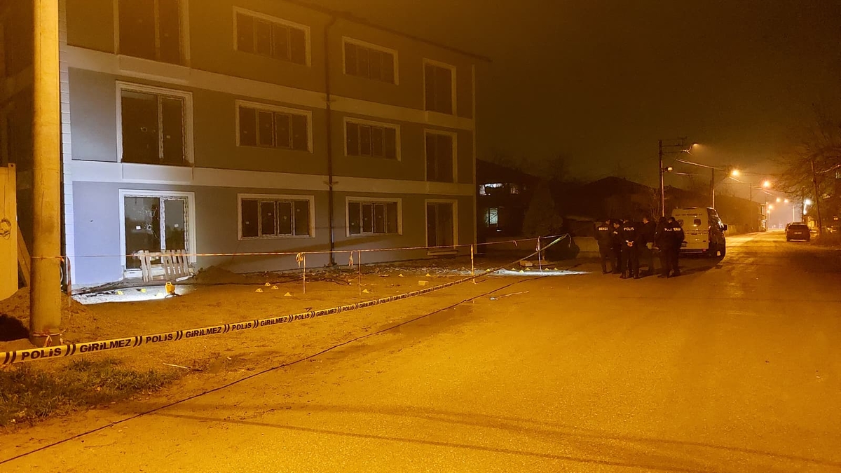 Binaya silahlı saldırı; Kurşun yağmuruna tuttu