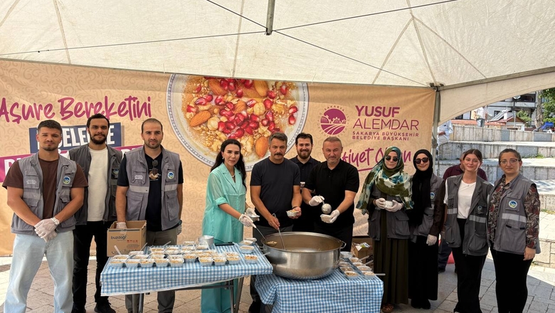 Binlerce kişi aşureyi tattı, hem diller hem de gönüller lezzet buldu