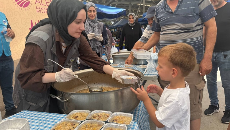 Binlerce kişi aşureyi tattı, hem diller hem de gönüller lezzet buldu