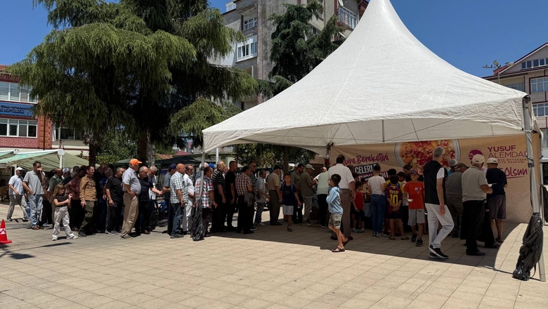 Binlerce kişi aşureyi tattı, hem diller hem de gönüller lezzet buldu