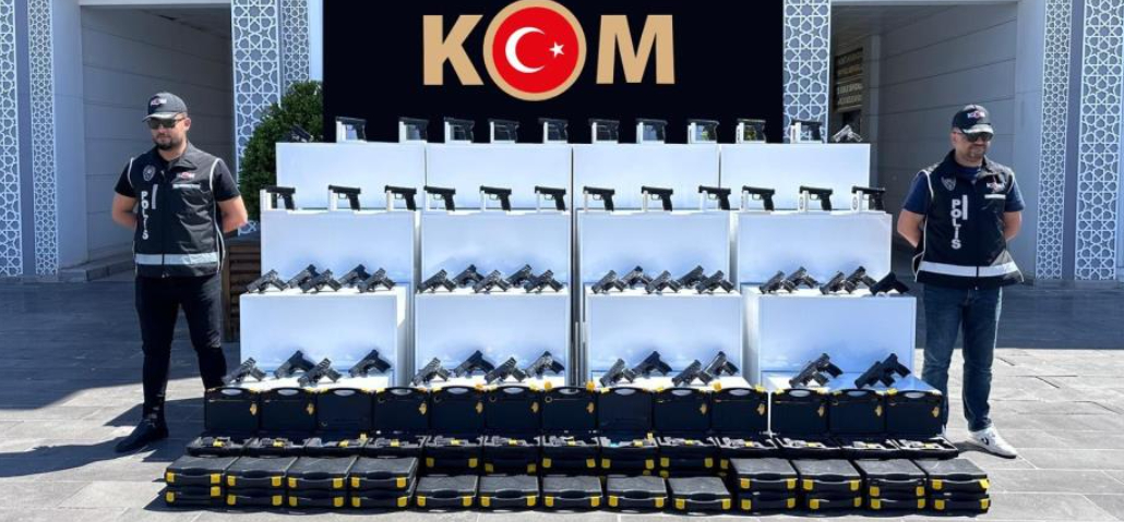 Bir minibüs dolusu silah ve malzemeleri ele geçirildi