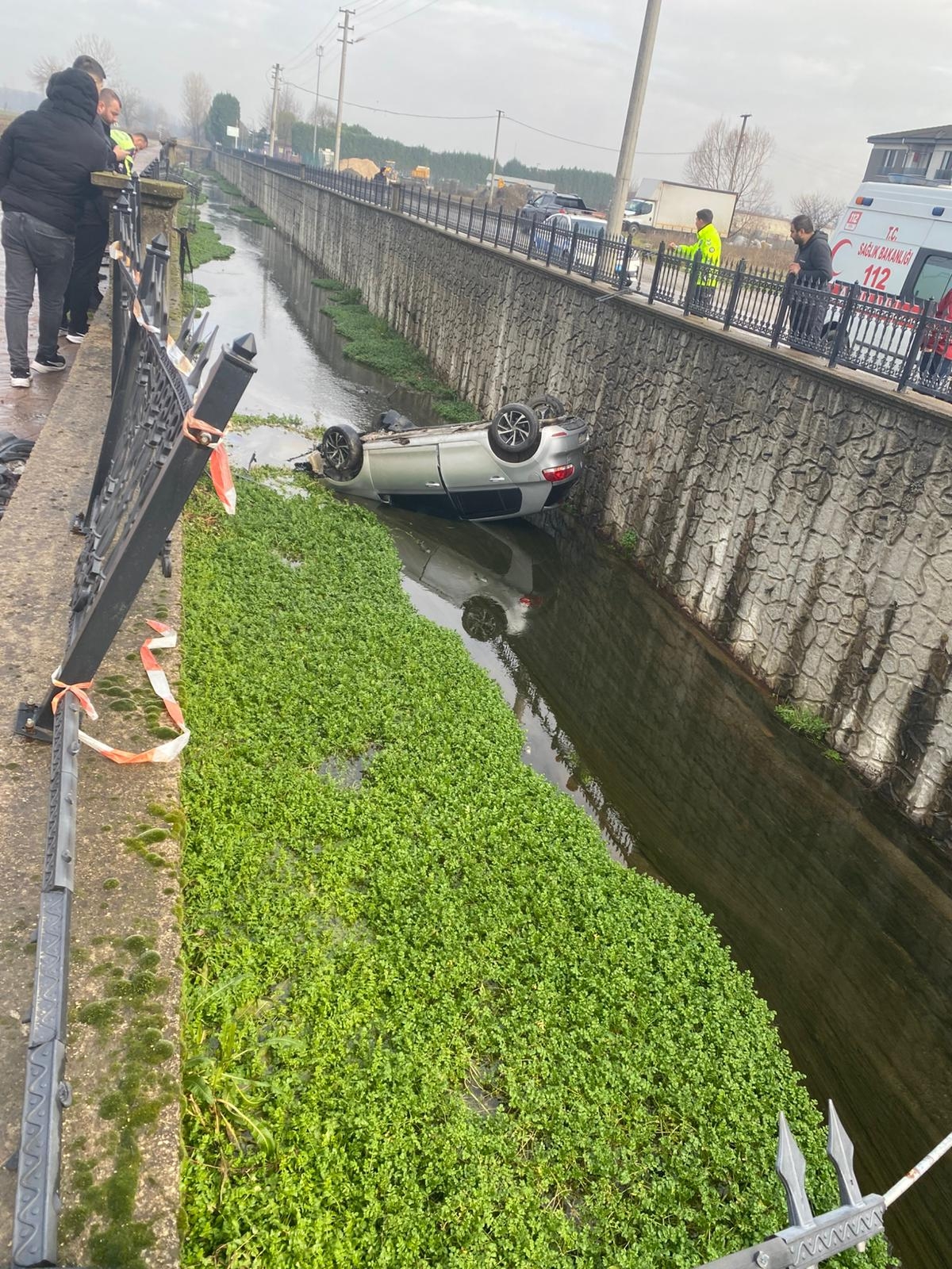 Biri ölmeden önlem alınsın; Fark etmeyen dereye uçuyor