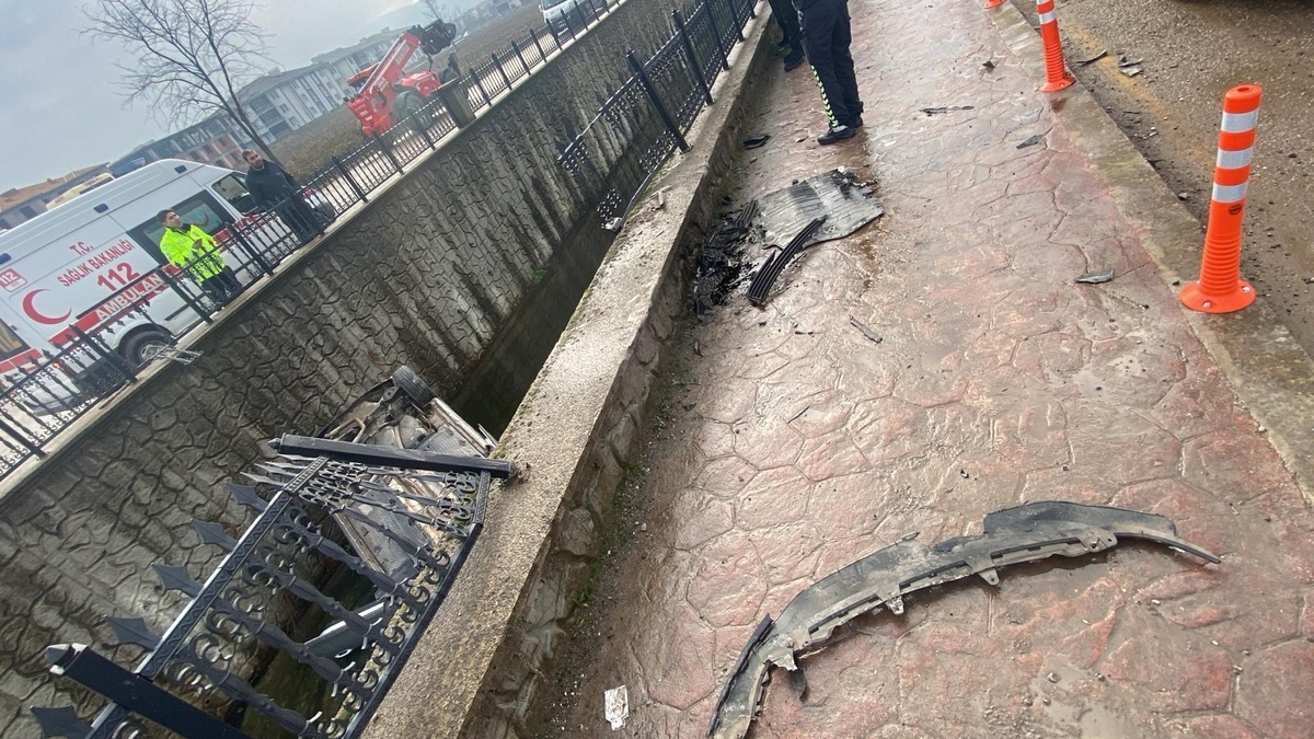 Biri ölmeden önlem alınsın; Fark etmeyen dereye uçuyor