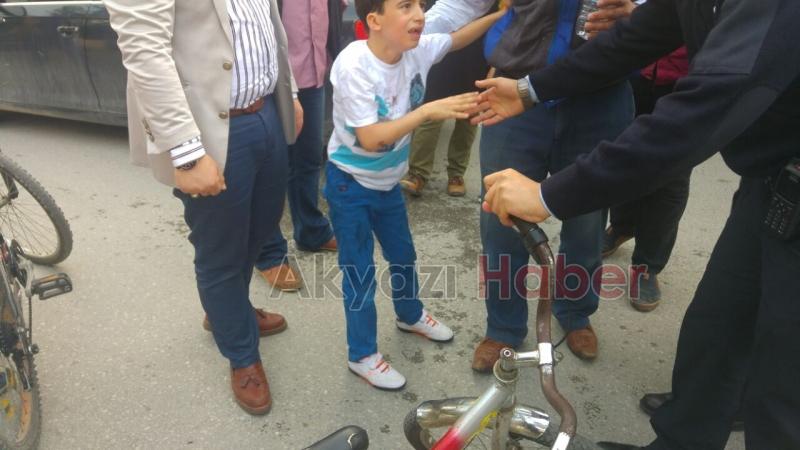 Bisiklet Süren 3 Çocuk Kamyonete Çarparak Durabildi