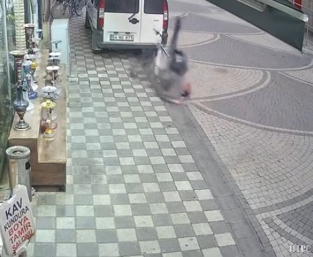 Bisikletli araca çarpıp düştü; işte o anlar