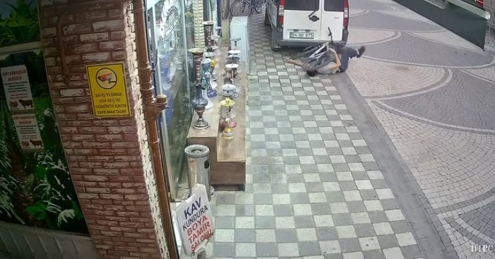 Bisikletli araca çarpıp düştü; işte o anlar