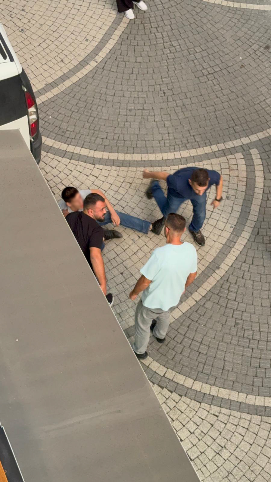 Bisikletli araca çarpıp düştü; işte o anlar