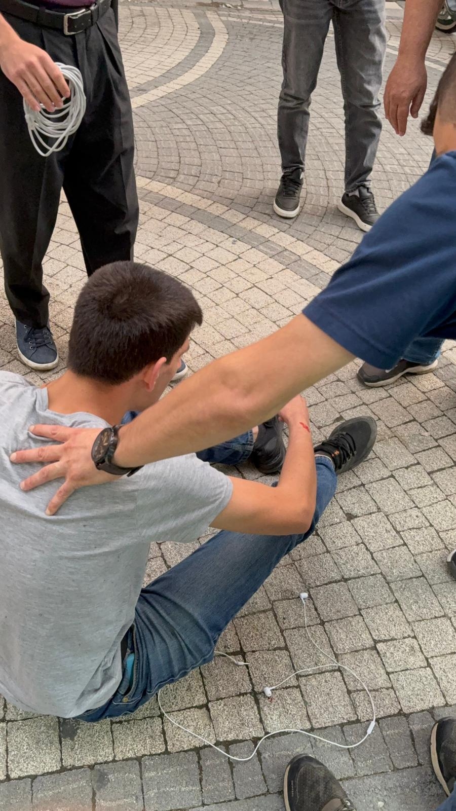 Bisikletli araca çarpıp düştü; işte o anlar