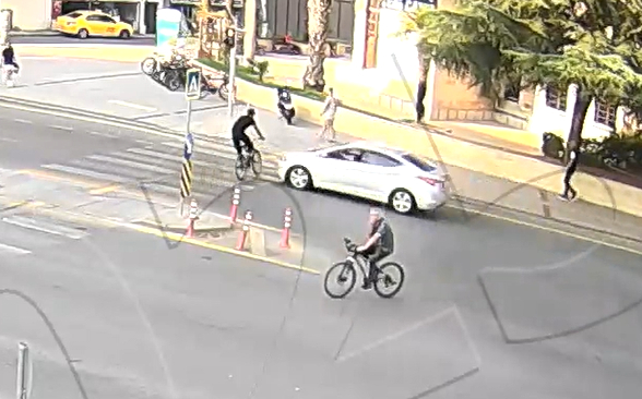 Bisikletli havaya uçtu! Dehşet anları kamerada