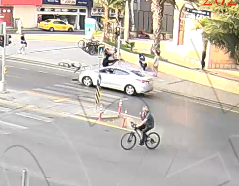 Bisikletli havaya uçtu! Dehşet anları kamerada