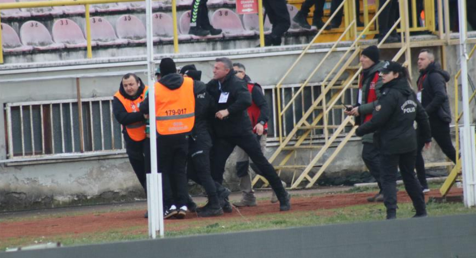 Boluspor-Sakaryaspor maçında tribünler karıştı