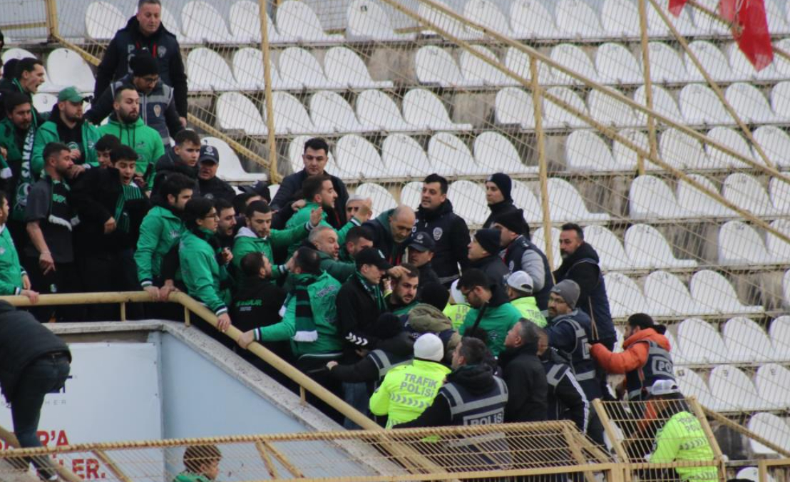 Boluspor-Sakaryaspor maçında tribünler karıştı