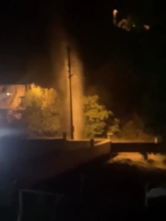 Boru patladı; Su metrelerce yüksekliğe fışkırdı