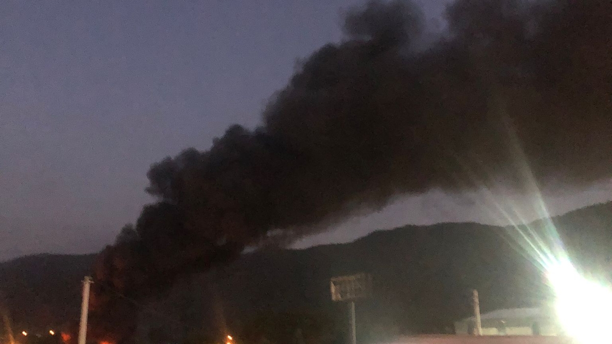 Boya imal edilen eski tavuk çiftlikleri alev alev yandı