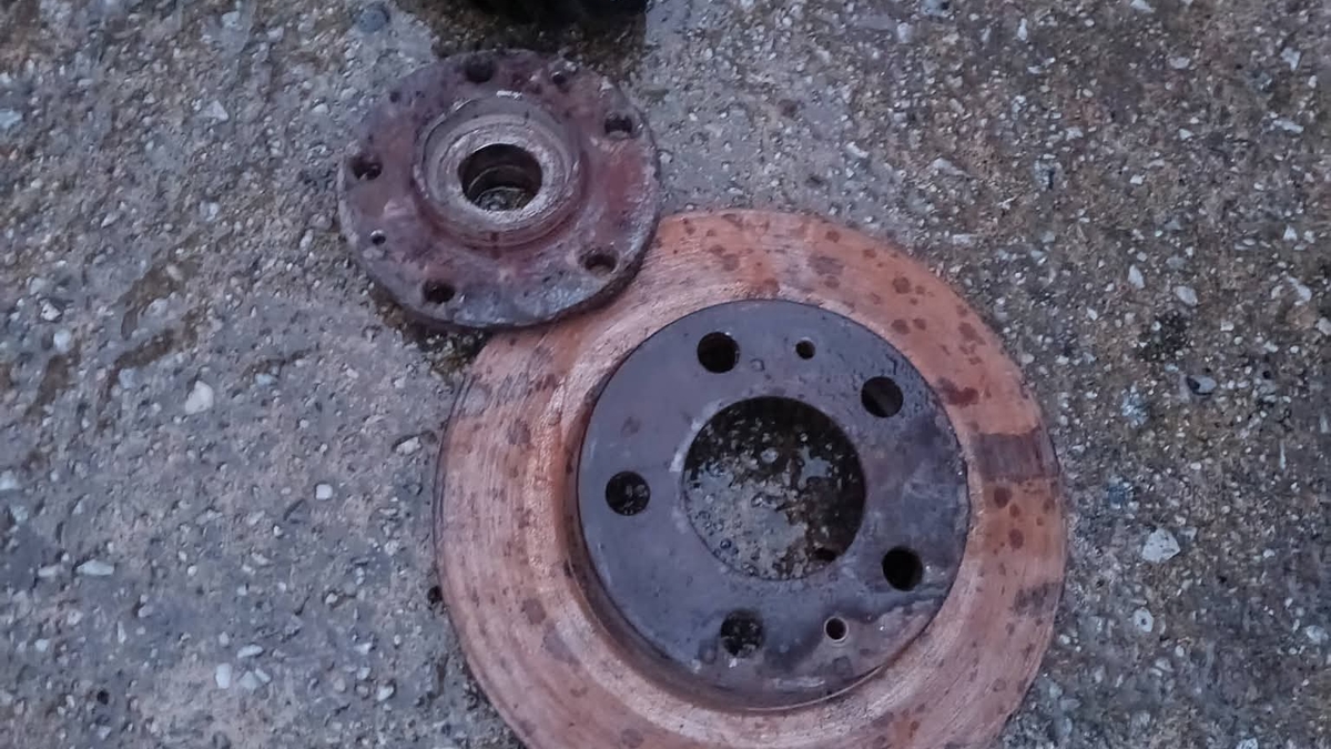 Bozuk yolda lastiği koptu!