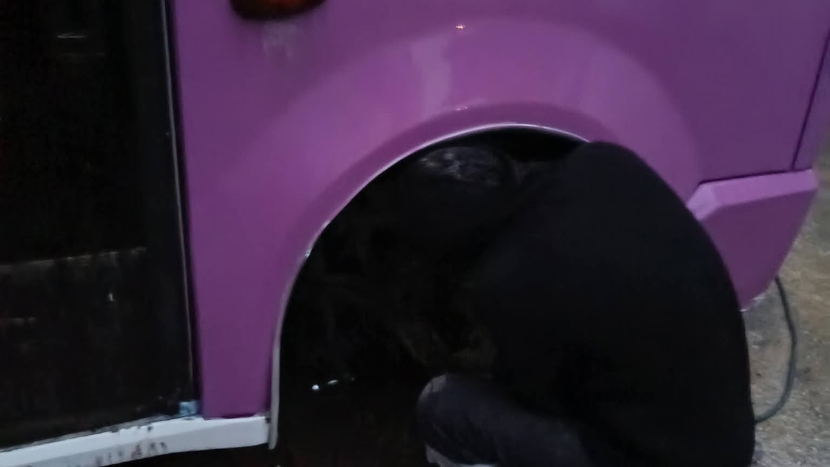 Bozuk yolda lastiği koptu!