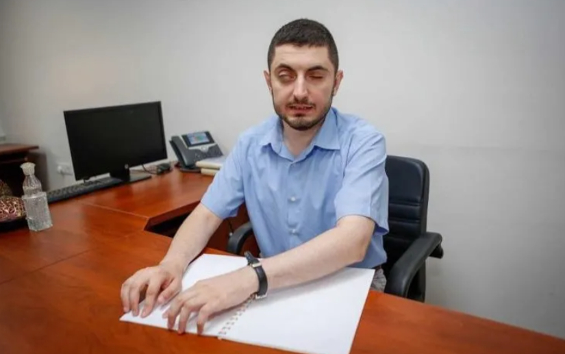 Braille alfabesiyle Kur’an öğretiyor, engel tanımıyor