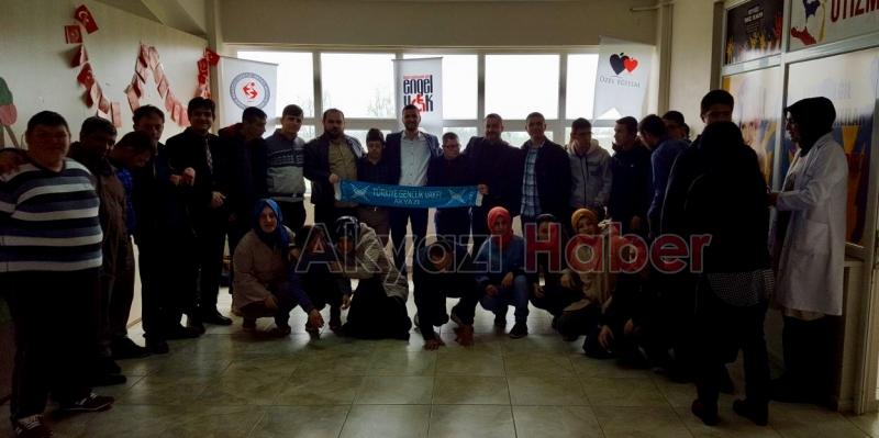 Burada kalbi güzel gençler var